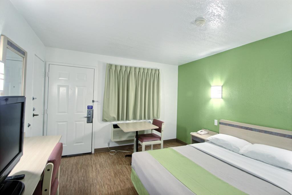 Motel 6 Milwaukee West - Brookfield Kültér fotó