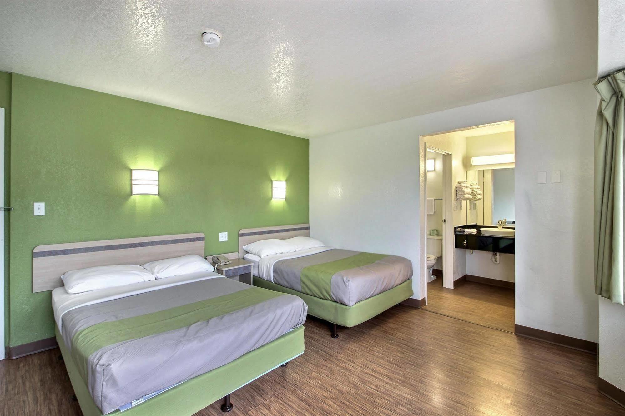 Motel 6 Milwaukee West - Brookfield Kültér fotó