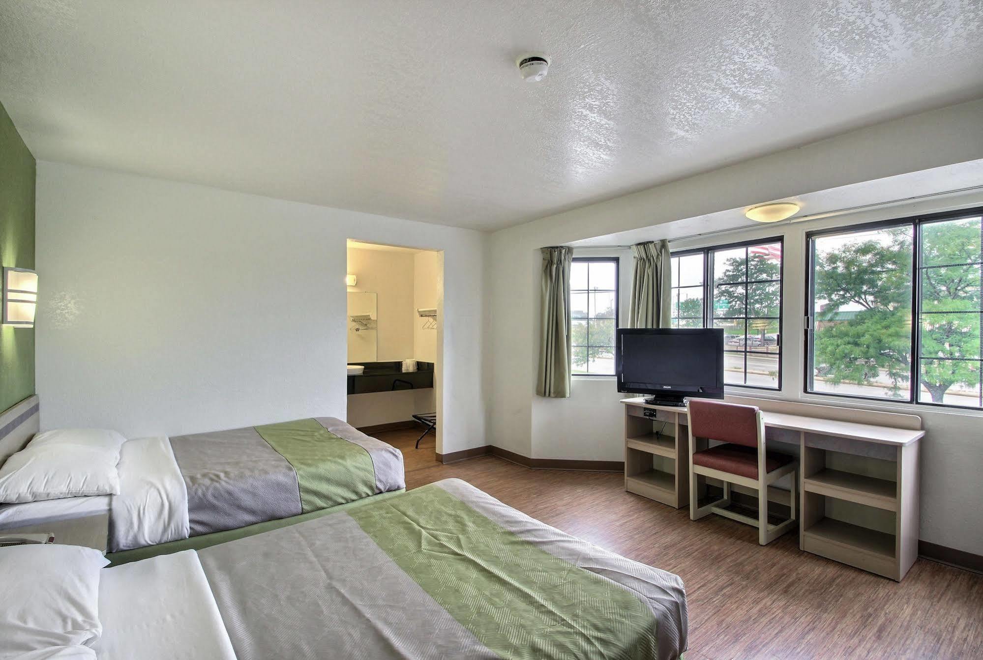 Motel 6 Milwaukee West - Brookfield Kültér fotó