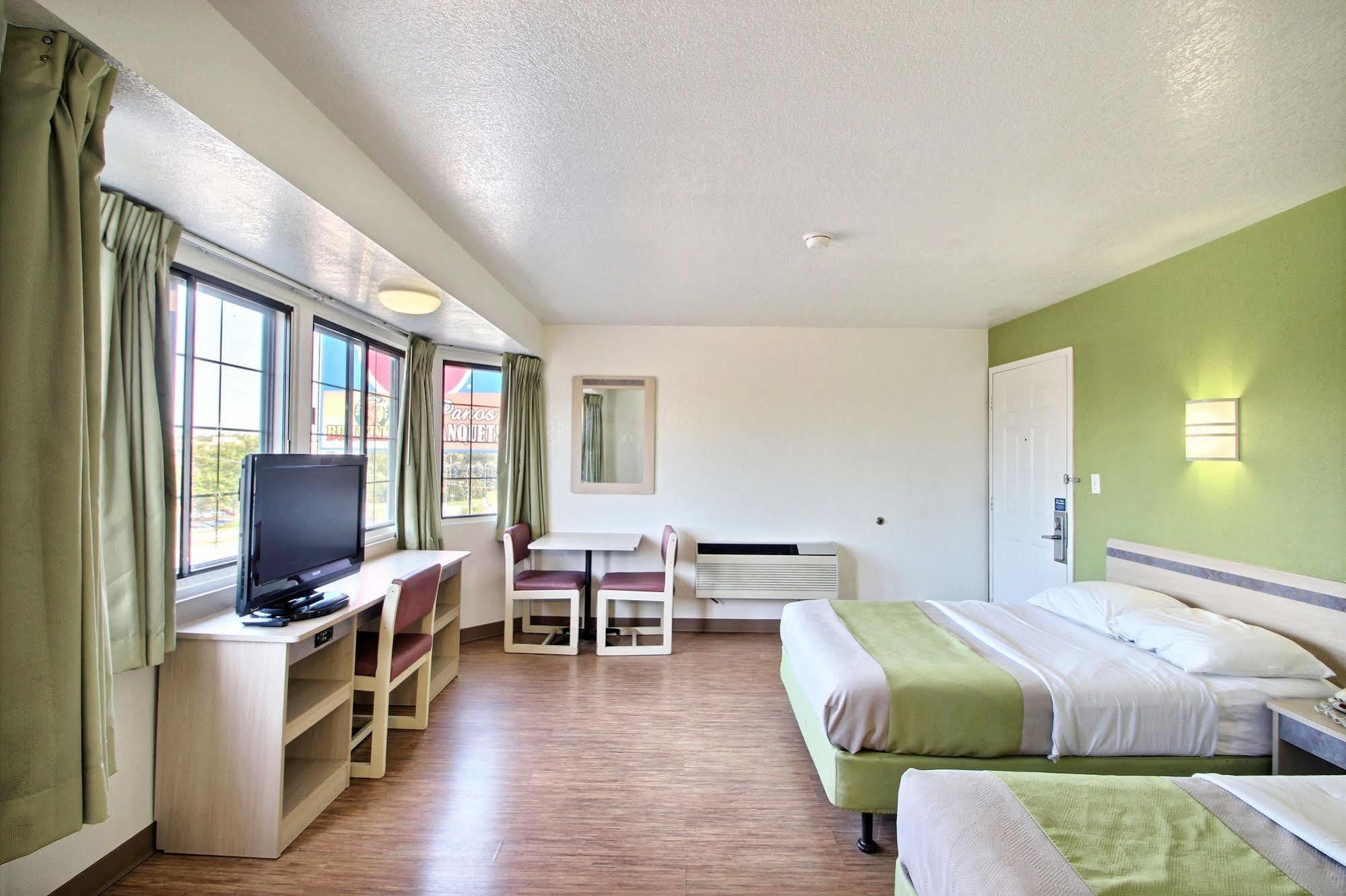 Motel 6 Milwaukee West - Brookfield Kültér fotó