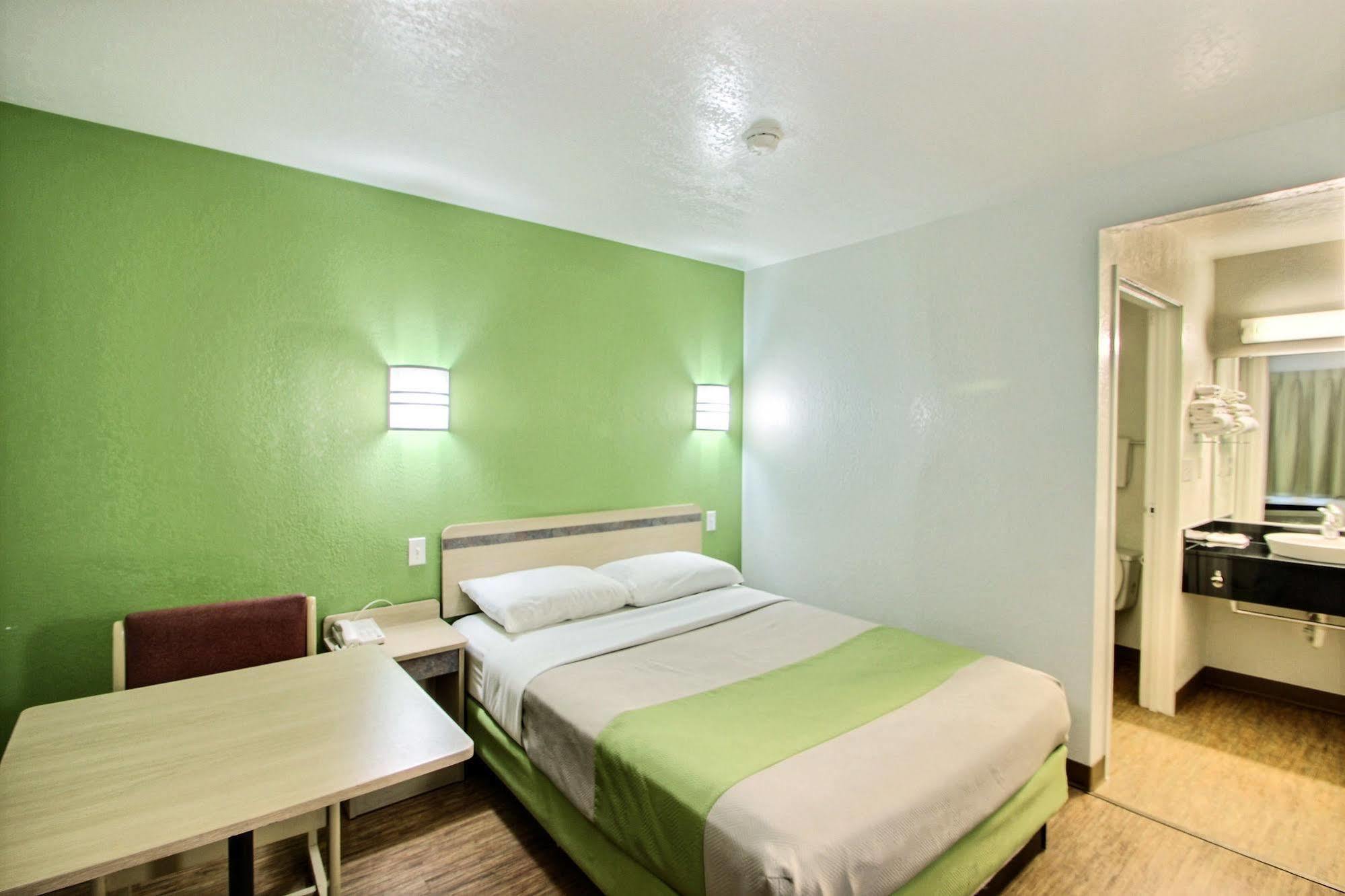 Motel 6 Milwaukee West - Brookfield Kültér fotó