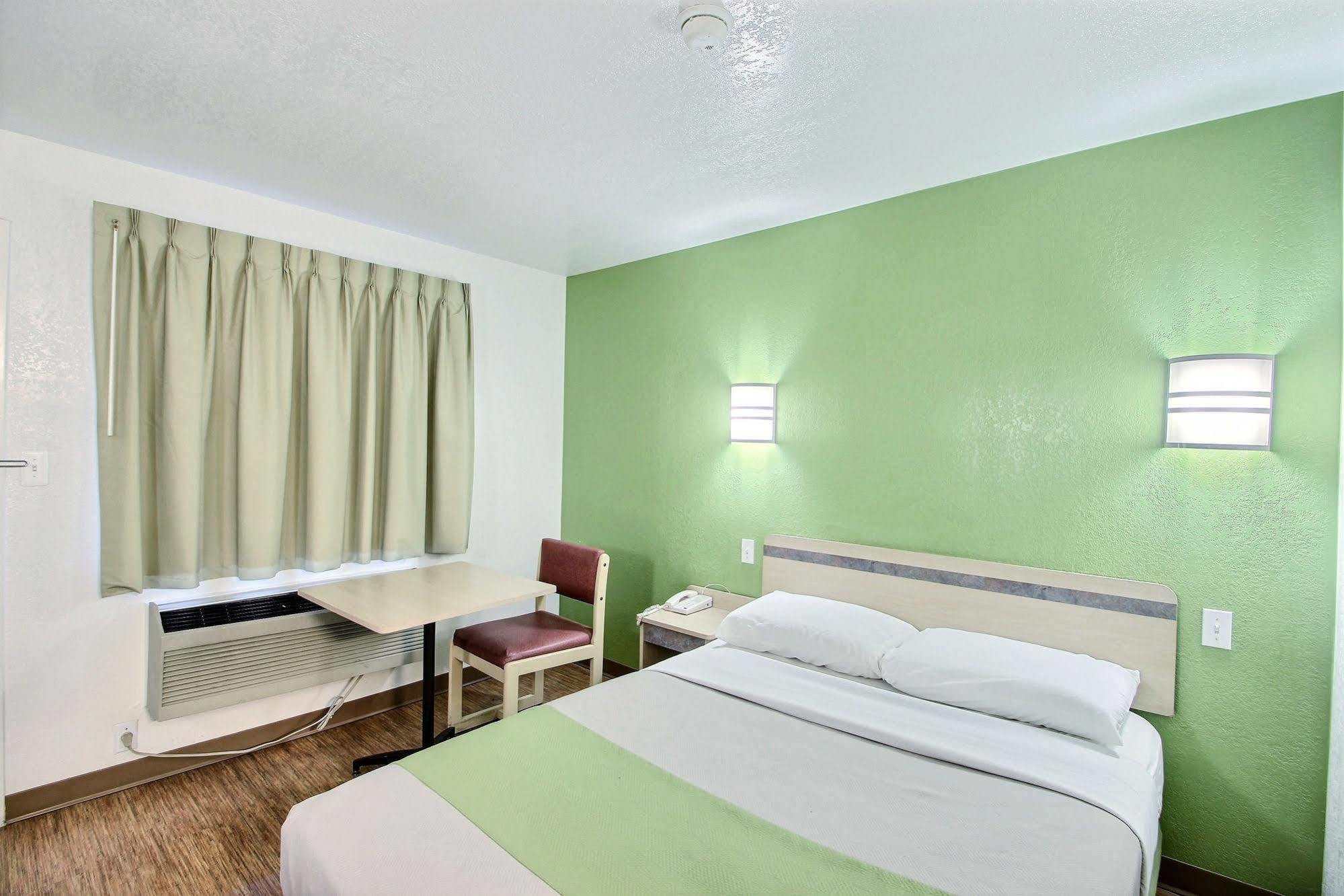 Motel 6 Milwaukee West - Brookfield Kültér fotó