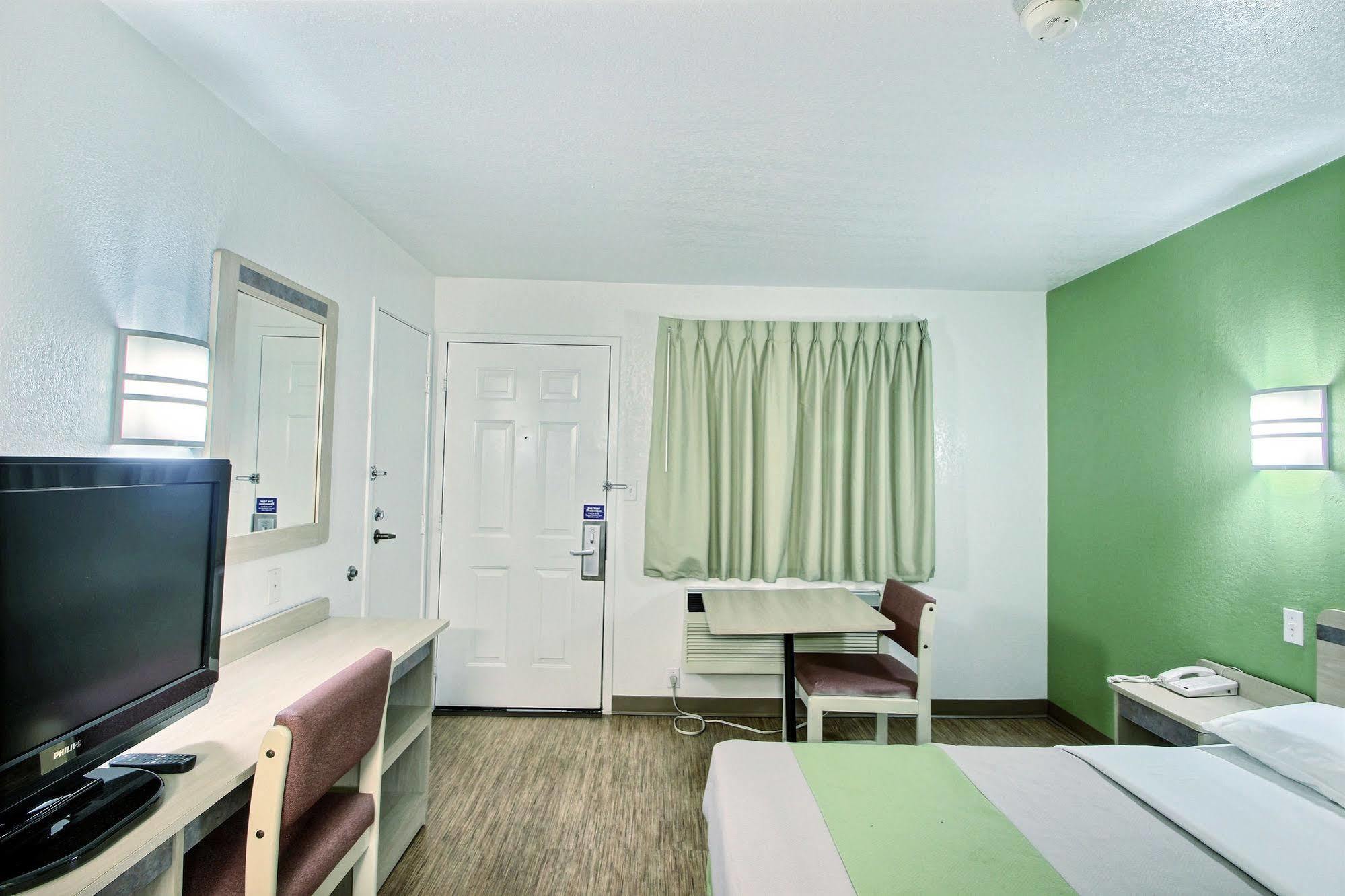 Motel 6 Milwaukee West - Brookfield Kültér fotó